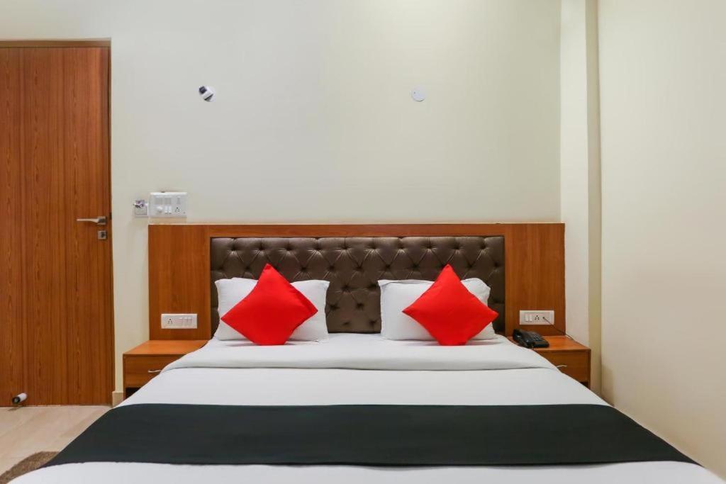 Capital O Bvh Hospitality Near Pvr Ansal Plaza Greater Noida Hotell Exteriör bild
