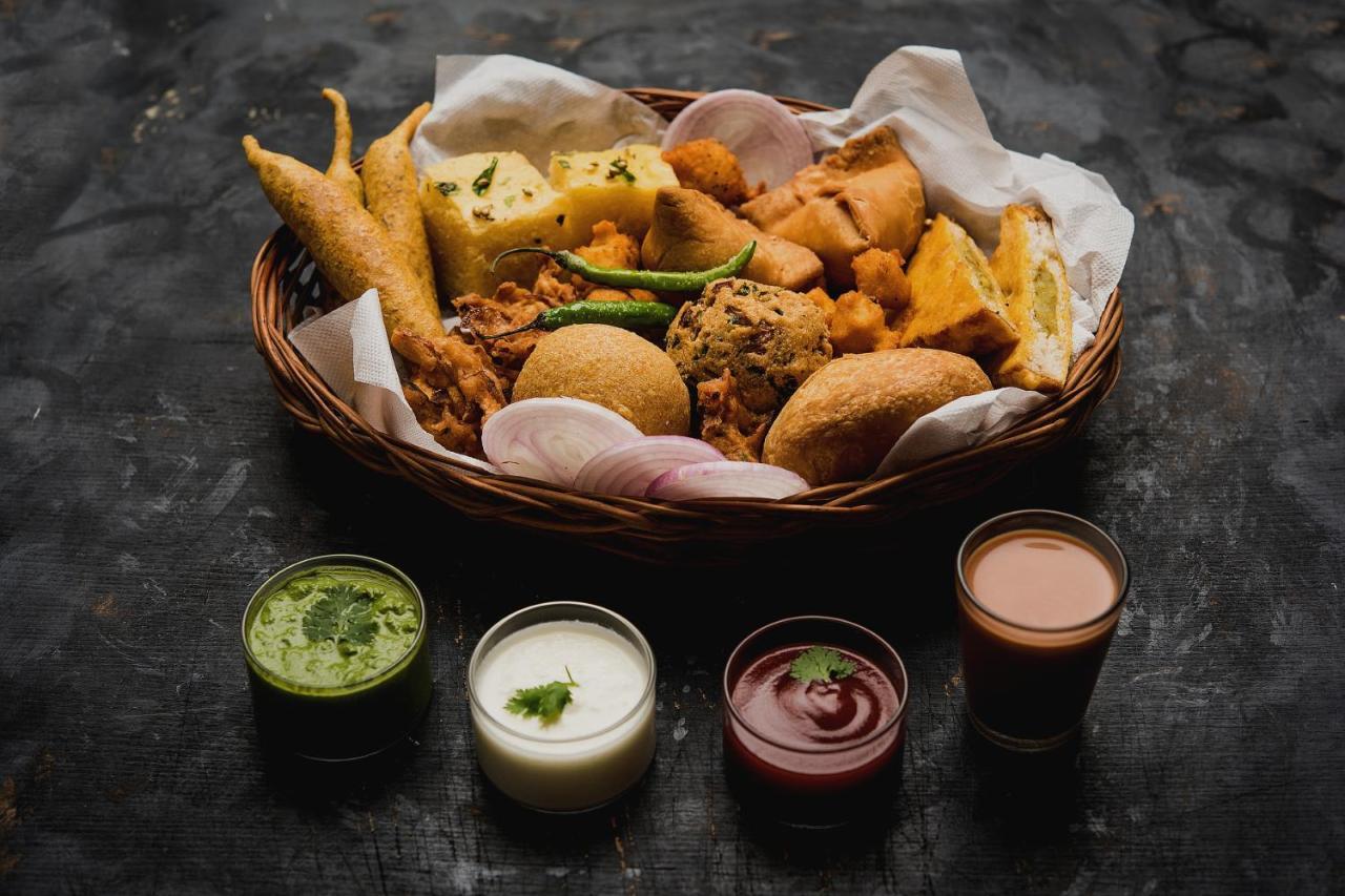 Capital O Bvh Hospitality Near Pvr Ansal Plaza Greater Noida Hotell Exteriör bild